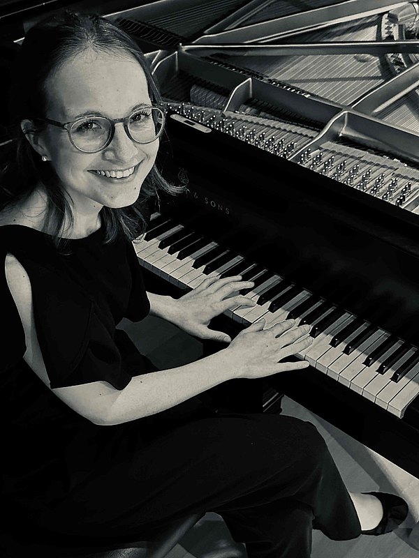 2023-04-14_pianistin.jpg 